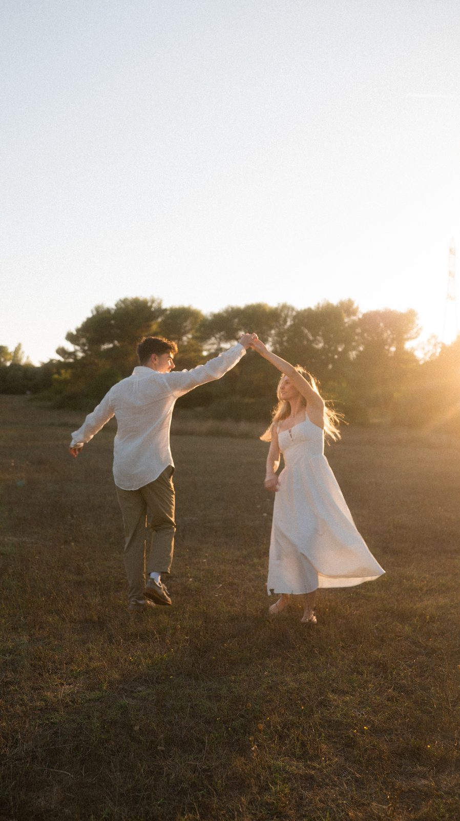 Manon et Benjamin dansant dans les herbes hautes.