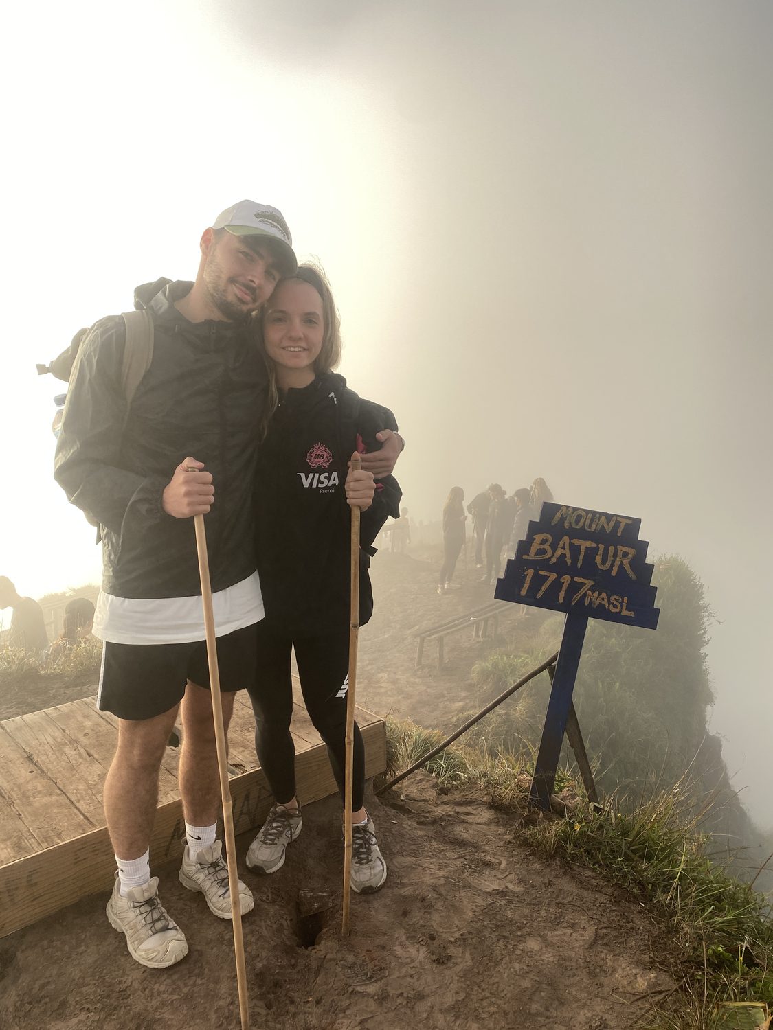 Manon et Benjamin en randonnée, au sommet dans la brume du petit matin.